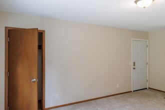 1933 Fairview Dr in West Bend, WI - Building Photo - Building Photo