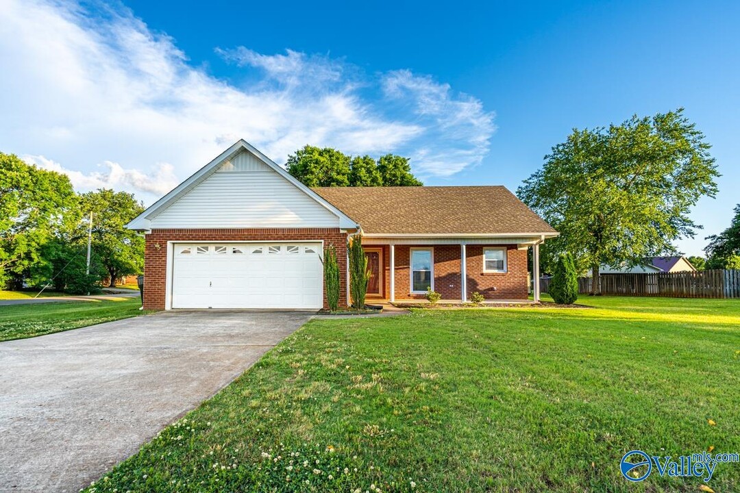 590 Monroe Rd in Meridianville, AL - Foto de edificio
