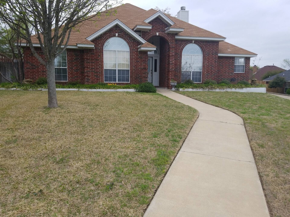 704 Honeysuckle Cir in Harker Heights, TX - Building Photo