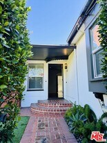 1122 N Crescent Heights Blvd in West Hollywood, CA - Building Photo