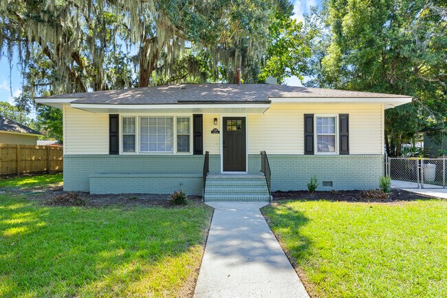 property at 2105 S Fernwood Dr