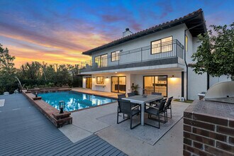 5952 Woodland View Dr in Woodland Hills, CA - Building Photo - Building Photo