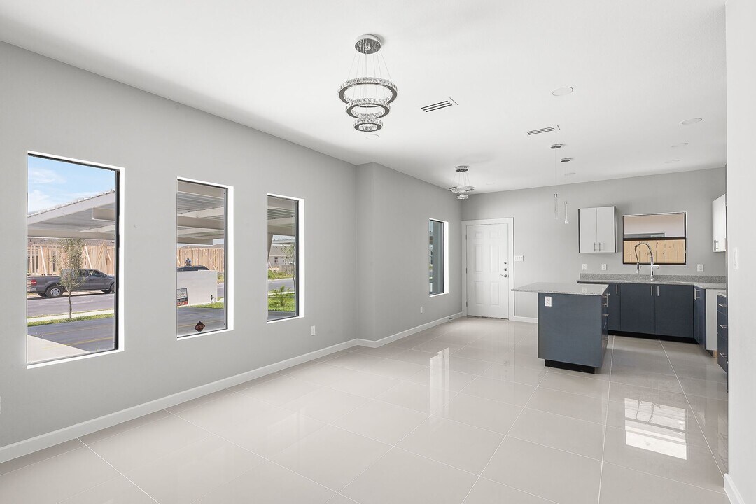 2014 Summerland Ln in Edinburg, TX - Building Photo
