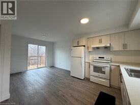 127 HighRiver Trl in Welland, ON - Building Photo