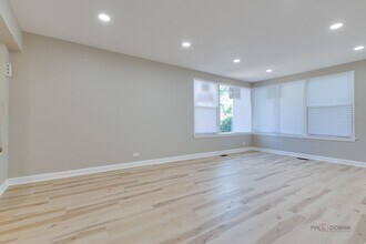 4021 W Estes Ave in Lincolnwood, IL - Building Photo - Building Photo