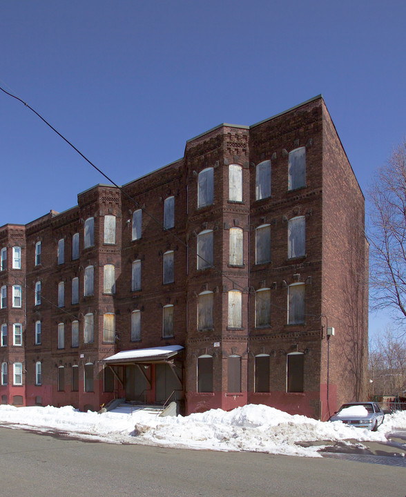 88 N East St in Holyoke, MA - Building Photo