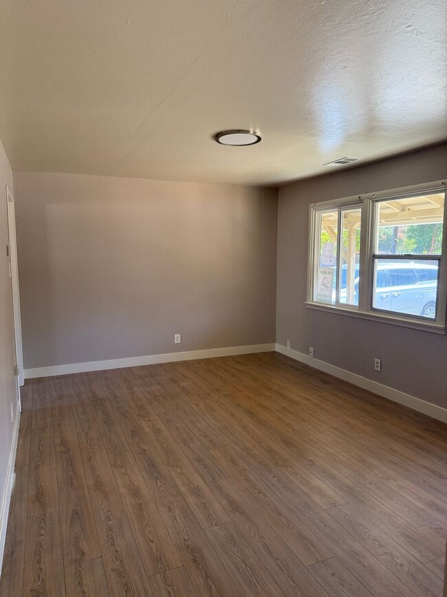 2324 Edison Ave in Sacramento, CA - Foto de edificio - Building Photo