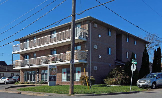 210 Pelham Rd in St Catharines, ON - Building Photo - Building Photo