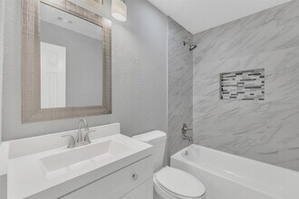 6923 Creek Village Dr in Katy, TX - Foto de edificio - Building Photo