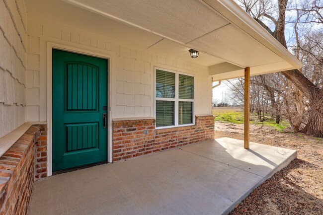 3290 Cemetery Rd in Noble, OK - Foto de edificio - Building Photo