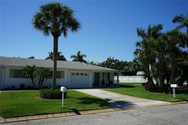 1877 Southpointe Dr in Sarasota, FL - Building Photo - Building Photo