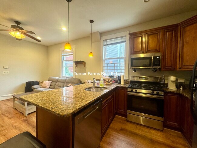 717 Parker St, Unit 1 in Boston, MA - Foto de edificio - Building Photo