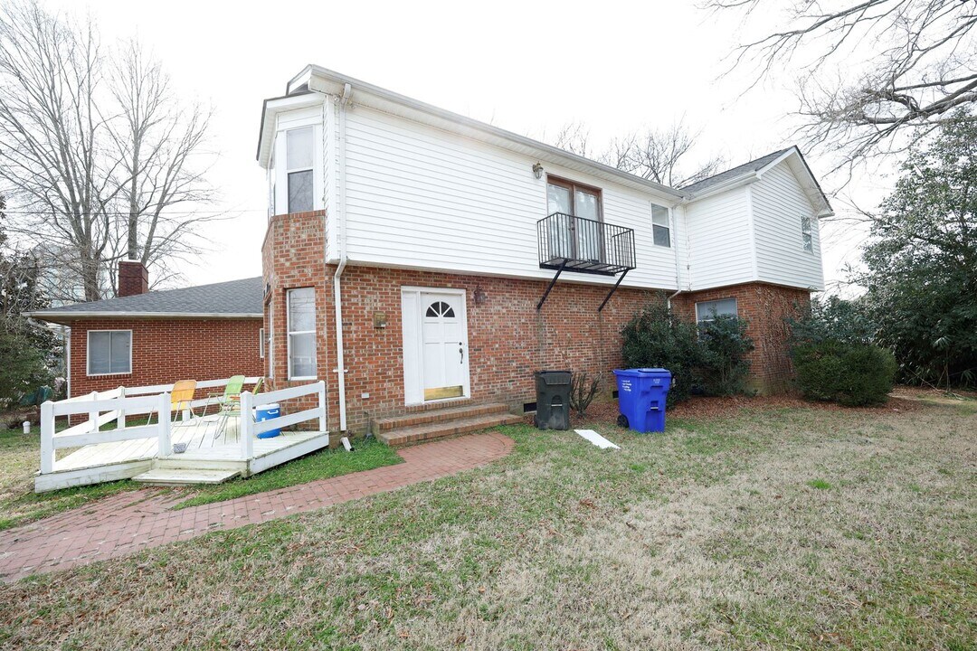 215 N Graham St in Chapel Hill, NC - Building Photo