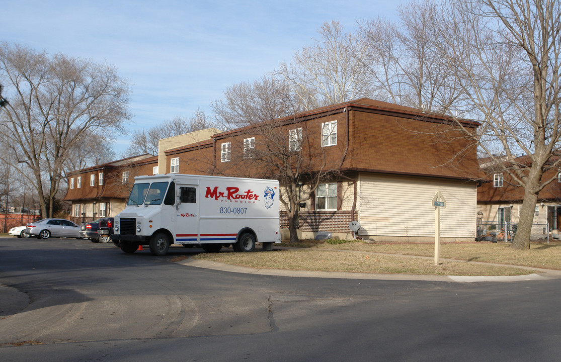 Pine Tree Townhomes in Lawrence, KS - Foto de edificio