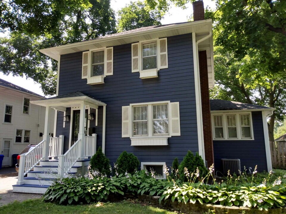 116 E Madison Ave in Wheaton, IL - Building Photo