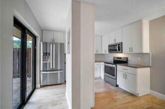 825 Center St in Jupiter, FL - Foto de edificio - Building Photo
