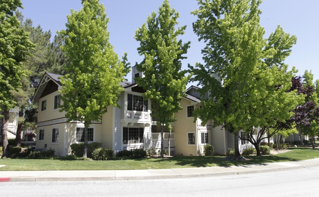 Brentwood Apartments in Pleasanton, CA - Foto de edificio - Building Photo