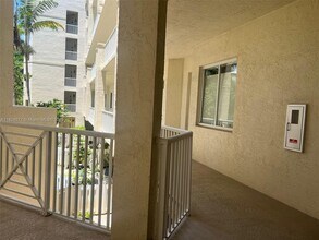 3500 Oaks Clubhouse Dr in Pompano Beach, FL - Building Photo - Building Photo