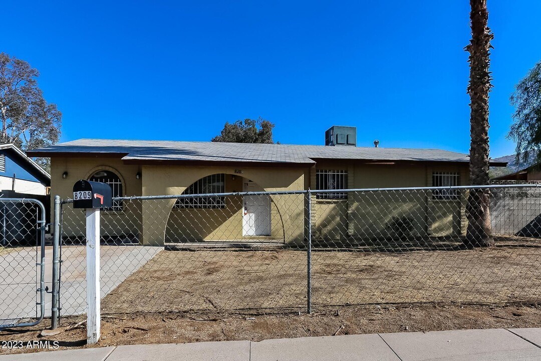 8209 S 24th Way in Phoenix, AZ - Building Photo