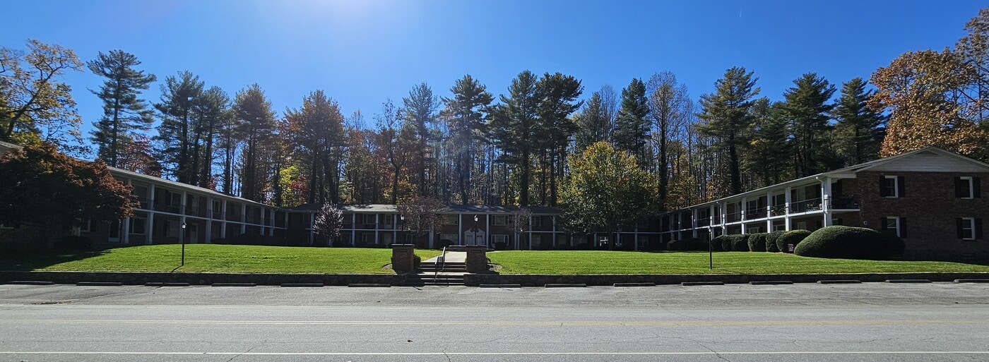 102 Boyd Dr in Flat Rock, NC - Building Photo