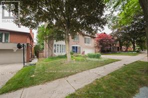 11 Riderwood Dr in Toronto, ON - Building Photo