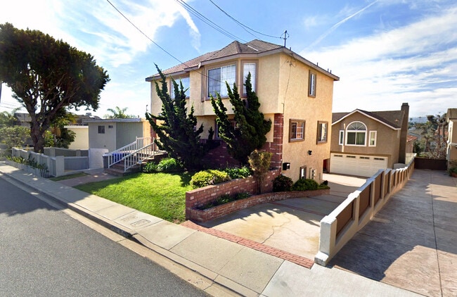 2106 Clark Ln in Redondo Beach, CA - Foto de edificio - Building Photo