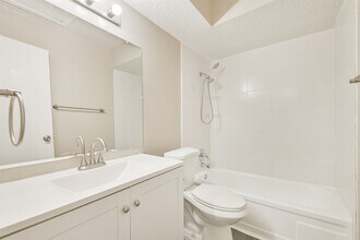 5646 Birchmont Dr in Houston, TX - Building Photo - Building Photo