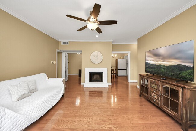 2100 Tanglewilde St in Houston, TX - Building Photo - Building Photo