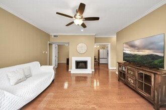 2100 Tanglewilde St in Houston, TX - Foto de edificio - Building Photo