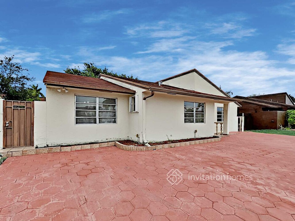 565 W 79th Pl in Hialeah, FL - Foto de edificio