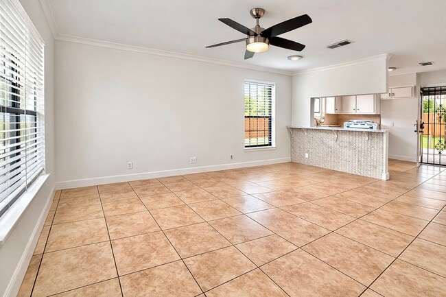 6200 Palm Cir in Austin, TX - Building Photo - Building Photo