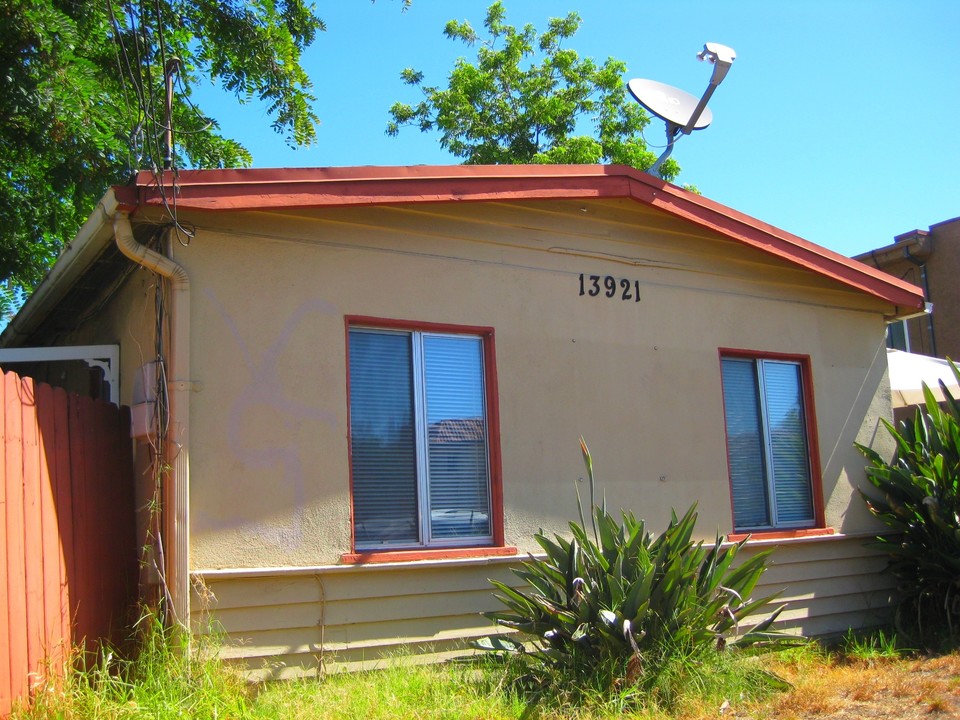 13921 Vanowen St in Van Nuys, CA - Building Photo