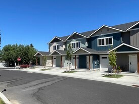1030 Finch Ln, Unit G in Wenatchee, WA - Building Photo