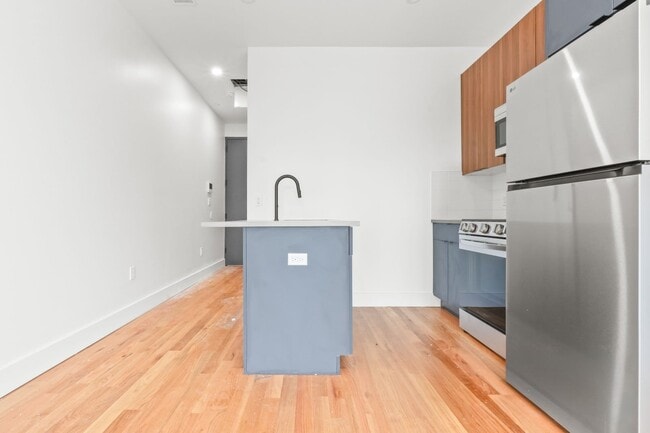 271 E 28th St in Brooklyn, NY - Foto de edificio - Building Photo