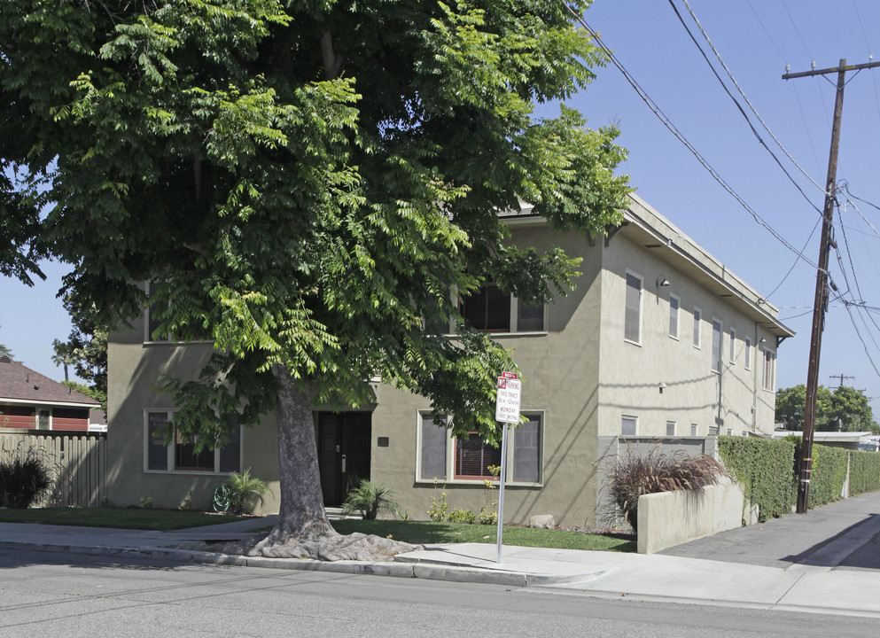 115 W Stueckle Ave in Anaheim, CA - Building Photo