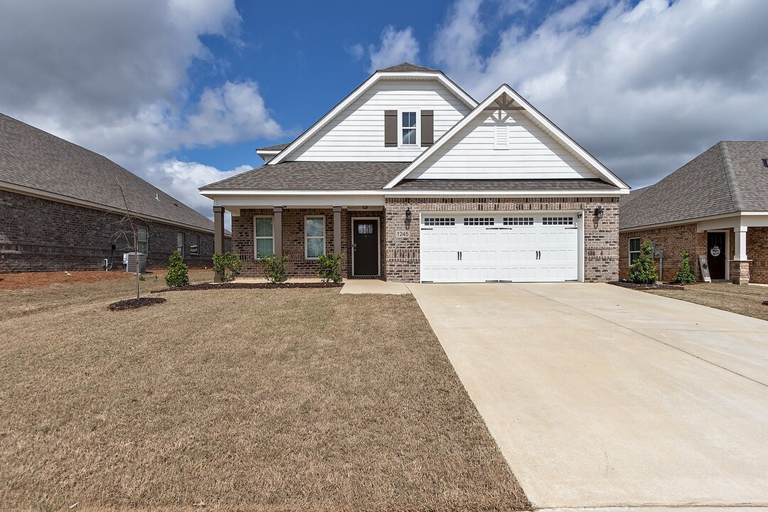 1245 McClain Dr in Prattville, AL - Foto de edificio