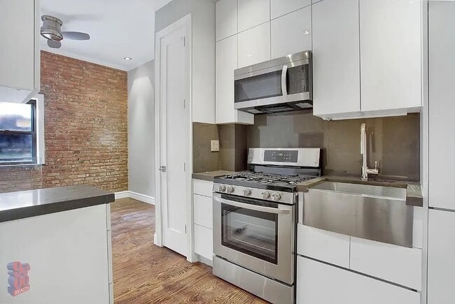 213 E 26th St