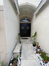 180 Seminole Lakes Dr in Royal Palm Beach, FL - Foto de edificio - Building Photo