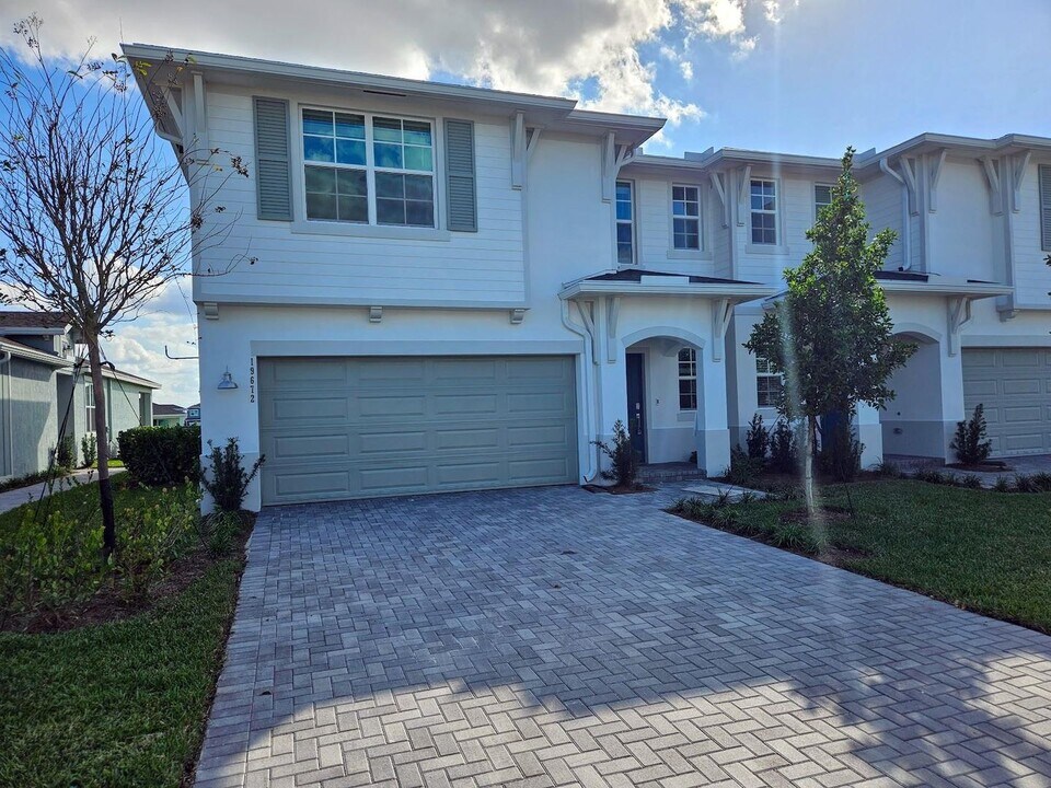 19672 WHISPERING CREEK Rd in The Acreage, FL - Building Photo