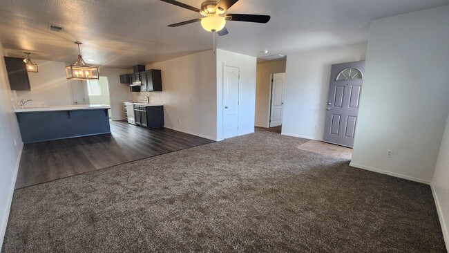 6118 Royal Coach Cir in Bakersfield, CA - Foto de edificio - Building Photo