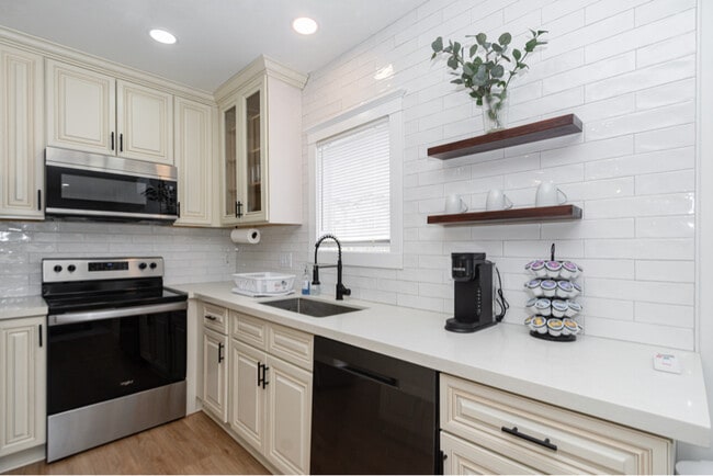 102 S Lockwood Dr in Houston, TX - Building Photo - Building Photo