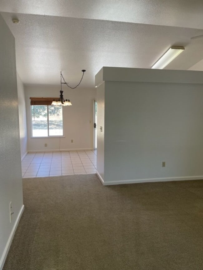 1065 Grouse Dr in Redding, CA - Building Photo - Building Photo