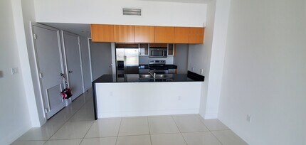 1750 N Bayshore Dr, Unit 5411 in Miami, FL - Foto de edificio - Building Photo