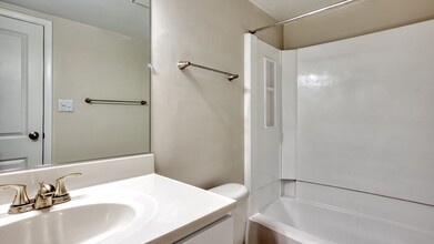 Green Tree Apartments in Chesapeake, VA - Building Photo - Building Photo