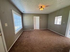 1553 NW Calkins Ave in Roseburg, OR - Building Photo - Building Photo