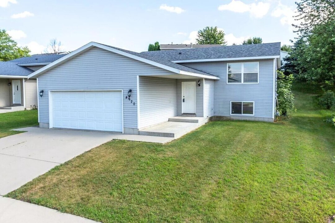 4920 10 St NW in Rochester, MN - Foto de edificio