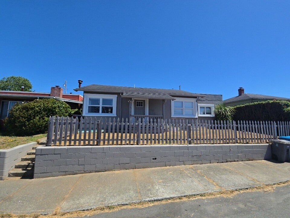 3563 Oregon St in Eureka, CA - Building Photo