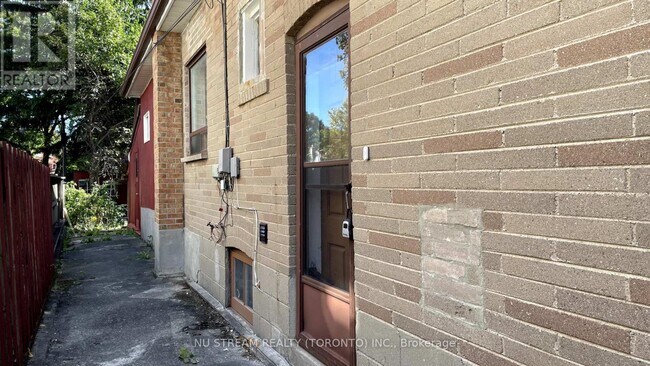 80 Pitfield Rd in Toronto, ON - Building Photo - Building Photo
