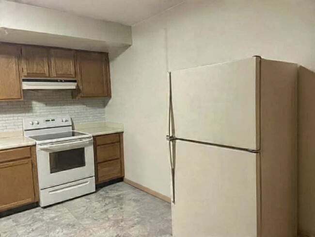 2552 Malletts Bay Ave, Unit 1 in Colchester, VT - Building Photo - Building Photo