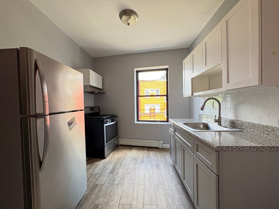 296 Renner Ave, Unit 4 in Newark, NJ - Building Photo